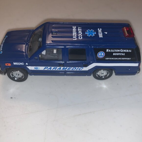1:64 Code 3 12411 Luzerne Hazleton EMS Paramedic Suburban LIMITED EDITION WOB - Picture 2 of 5